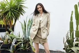 杨幂身穿ETRO亚麻色连体裤套装，释放灵动魅力图片
