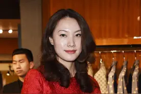 谢杏芳林丹同框，谢杏芳一袭红裙搭配黑丝袜性感迷人，大长腿抢镜图片