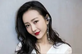 蕾丝衬衣拼接造型精致图片