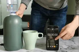 打破传统饮水机弊端，3秒快速出热水，小到可以塞进包里图片