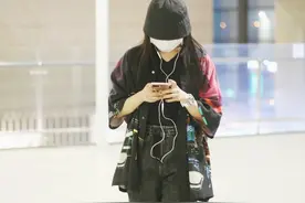 独家街拍：阚清子扎色短袖衬衫+束脚裤+帆布鞋，时而潮流十足图片