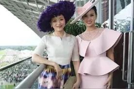 杨澜在国外惊艳了！穿印花裙配紫色大礼帽，贵妇气质不输外国人图片
