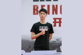 王一博一改时髦发型秒变素人，理工男短发配黑T恤，亲民又接地气图片