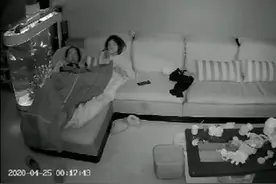 夫妻在家看恐怖片，饮水机、晾衣架等突然自己启动了！还不是第一次！图片