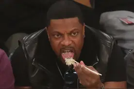 成龙好拍档克里斯-塔克现身观战NBA，把赛场当电影看嘴就没停下图片