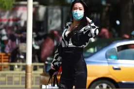 太养眼了！气质美女露腿有水平，下衣开叉巨撩人图片