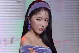 被冠以“博士歌手”的洪真英，学位“返还”的讽刺图片