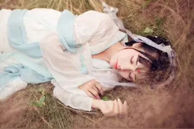 故事：她产下双生子，无奈把次女藏冷宫，秘密败露时冷宫燃起大火图片