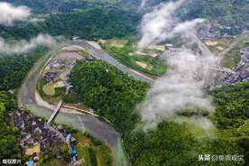 航拍湖南湘西土家族苗族自治州吉首市矮寨镇矮寨社区风光图片