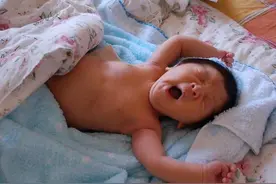 孩子睡觉为什么总是一惊一乍的？图片