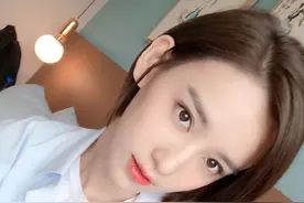 李沐宸甜美女生典范！纯白T恤配“亮晶裙”好清纯，穿搭清新迷人图片