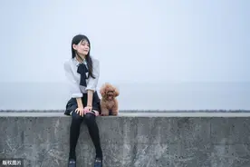 海风少女，风儿自在吹，裙摆随风落图片