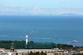 山东日照：蔚蓝大海陶醉人心，帆船点缀灯塔屹立图片