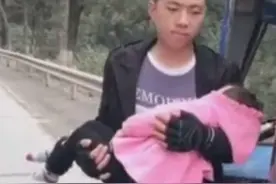 90后小伙遇车祸失去了双腿，媳妇独自离开，安假肢卖唱养3岁女儿图片