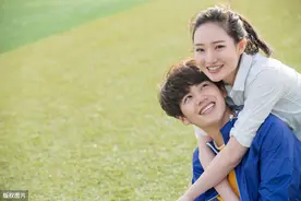 故事：“等我6年，回国后就娶你”，6年后我带5岁儿子和他领证图片