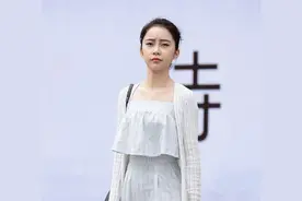 短款上衣配什么裤子才好看？掌握4种“窈窕”搭配，释放清爽魅力图片