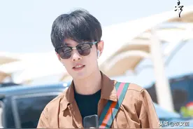 肖战：一步三回头的傻憨憨图片
