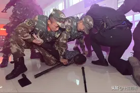 面对暴恐分子和歹徒的钢刀，您这样做就能保平安图片