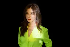 44岁赵薇颜值开挂，穿荧光绿衫配军绿短裙，娱乐圈没有几个人敢穿图片