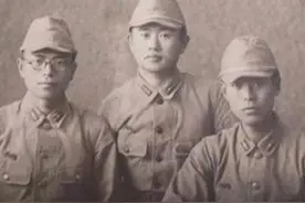 日本鬼子老照片：披着“羊皮”的年轻鬼子，图五慰安所前显丑态图片