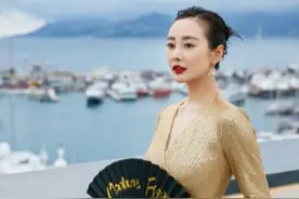 李纯气质真的不是吹的！穿金色亮片连衣裙开高叉，涂红唇气场开挂图片