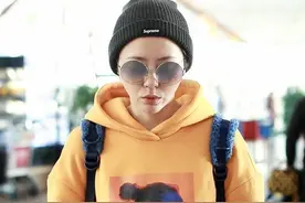 张靓颖穿衣太不讲究，大码卫衣穿成孕妇装，显胖又显矮太厚重图片