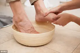 磕破皮用84泡脚消毒，结果严重溃烂险截肢图片