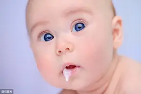 新生儿老是打嗝怎么办？图片