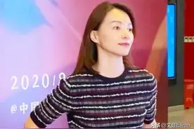47岁董卿不上班真时髦，穿五分裤配高跟，169长腿比讲台还高图片