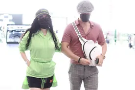 钟丽缇和张伦硕红绿搭配现身机场，两人拉手秀恩爱不输小年轻图片
