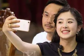 被迫成熟的张含韵，人缘好情商高，却不放大跟干爹刘德华的关系图片