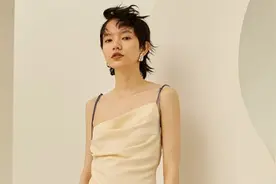 分享夏季吊带的8套减龄造型，适合30岁左右的女人，清爽又有气质图片