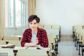 小说：我用一颗糖成功扑倒高冷男神，将他变成我的小狼狗图片