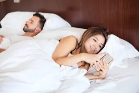 丈夫主卧睡觉妻子次卧偷欢，暴打相好致其重伤，如何评价本案？图片