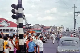 1965年刚被迫独立的新加坡：居民区垃圾遍地，李光耀满脸都是忧虑图片