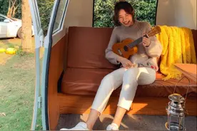 张子萱晒照曝光小房车，内景布置温馨，右下角一男子疑是陈赫？图片