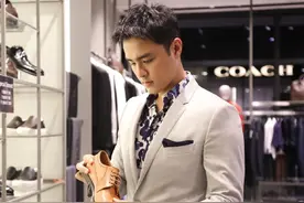 40岁明道活动接不停，西服配花衬衫高级帅气，散发满满荷尔蒙图片