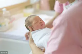 判断新生儿是冷还是热？除看宝宝一些反应外，还可以摸他这个部位图片