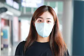 曾经风靡一时的“酸酸甜甜”小女孩是她，现身机场没认出来图片