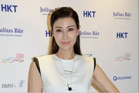 李嘉欣又穿错鞋了，一身机车造型配大背头帅爆，网状高跟鞋太减分图片