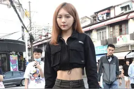 张语格这身“露脐装”真性感！搭配牛仔短裤+运动鞋，时尚又吸睛图片