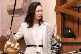 王鸥神奇腰带系法看懂了吗？西装混搭运动裤好新潮，大牌耳环亮眼图片