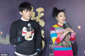 张雨绮身材丰满有余，彩色毛衣撑得饱满，土粉裤子也能穿出高级感图片