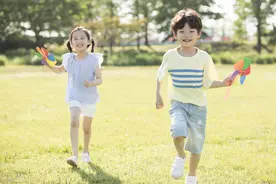 父母总拿孩子的缺点开玩笑？不要让自己变成孩子的“职业差评师”图片