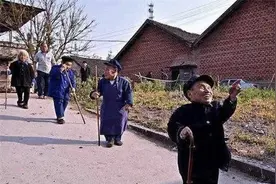 我国“矮人部落”，3岁停止长高，40岁还有“娃娃脸”，至今无解图片