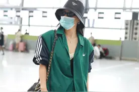 袁娅维穿运动服露蕾丝内搭秀性感 对镜舞动尽显活力图片