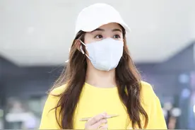 张含韵黄色T恤搭白色热裤，戴白色棒球帽，穿小白鞋，青春活力图片