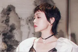 郭采洁胆子真大，穿蕾丝吊带性感迷人，34岁的她穿出妙龄感图片