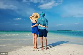 情侣在海边旅游图片
