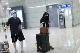 王栎鑫和老婆吴雅婷低调现身机场，这一对令人羡慕图片